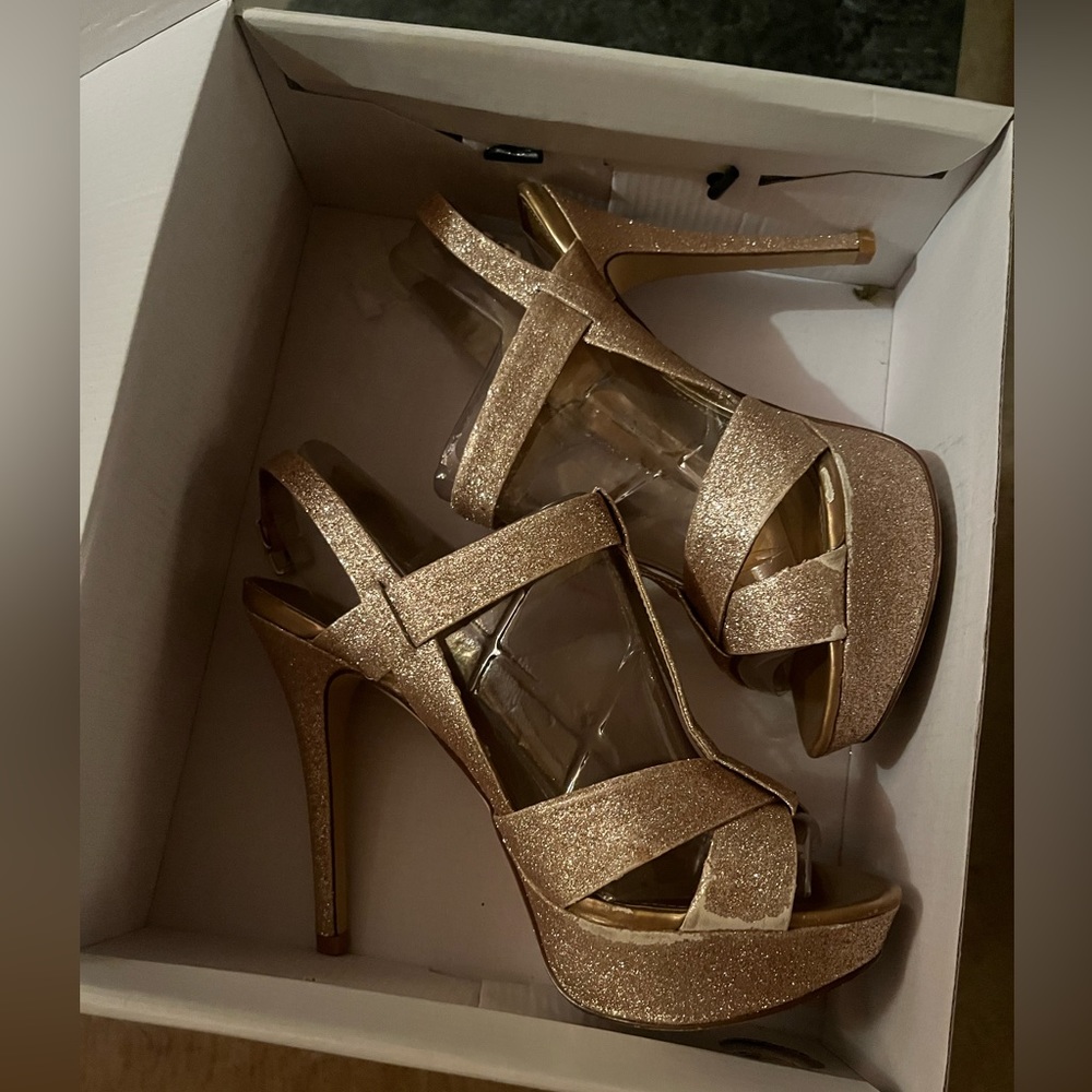 ALDO- GOLD SPARKLE HEELS ✨ SIZE 8.5